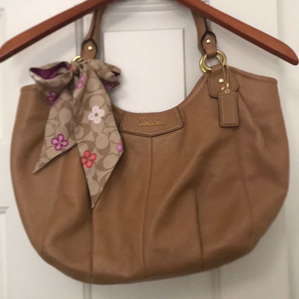 Coach shoulder bag in camel